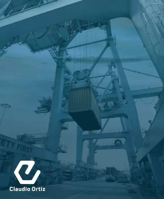 Grúa portuaria levantando un contenedor para exportación desde Cúcuta, Colombia, con tono azul petróleo