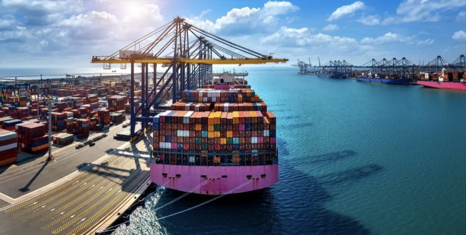 Beneficios de exportar con una comercializadora internacional: contenedores y logística en puerto colombiano